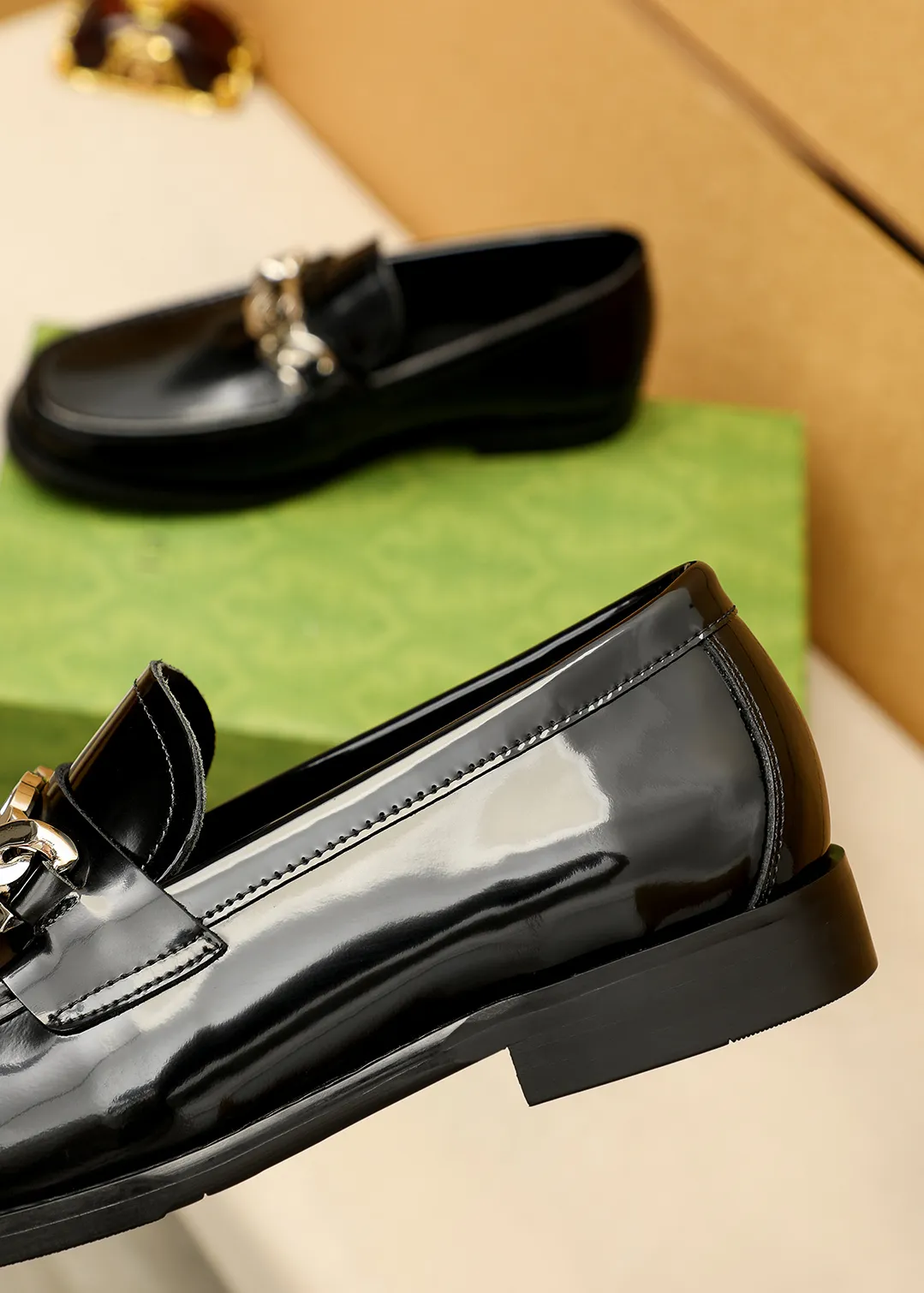 Men's shoes 💰480 💐 Product trademark: GUCCI "Gucci" casual leather shoes Regular size: 38-44 (45.46🉑️customized) Product materials: Selected imported first-layer open-edge beaded cowhide leather upper + luxury hardware buckle, imported water-dyed cowhide leather lining. Strong three-dimensional visual effect, original outsole color: 2 colors available